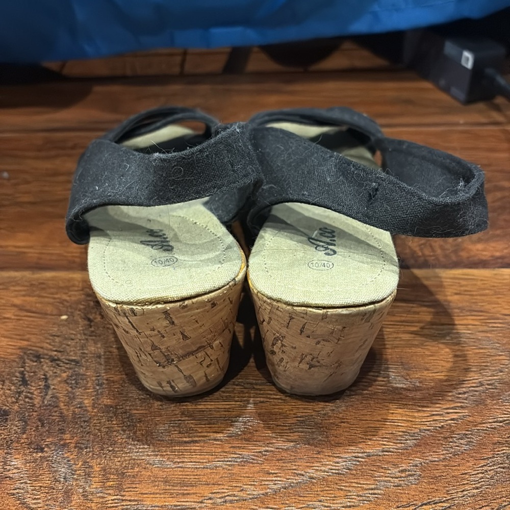 Black Wedge Heels Sandals - size 10 - Picture 3 of 6